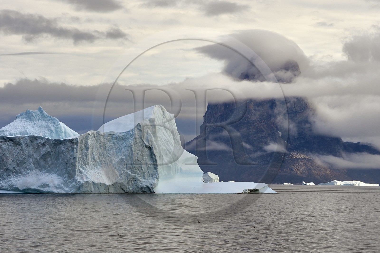 Groenland, cote ouest, icebergs et le mont Uummannaq qui culmine à 1170 m