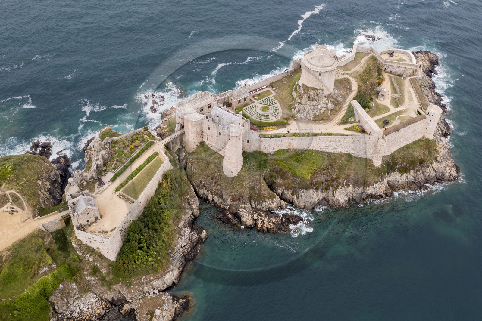 France, Côtes d'Armor (22), Grand Site de France Cap d'Erquy – Cap Fréhel, Plévenon, le Fort La Latte ou château de la Roche Goyon du XVème siècle (vue aérienne)