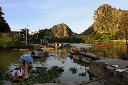 Vietnam, province de Ninh Binh, village insulaire de Kenh Ga entouré de montagnes karstiques
