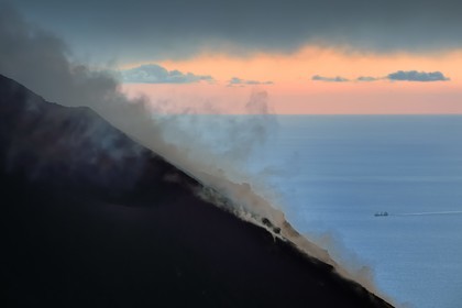 Italie, Sicile, iles Eoliennes, classées Patrimoine Mondial de l'UNESCO, ile de Stromboli, fumerolles d'une éruption sur les pentes du volcan actif au coucher de soleil