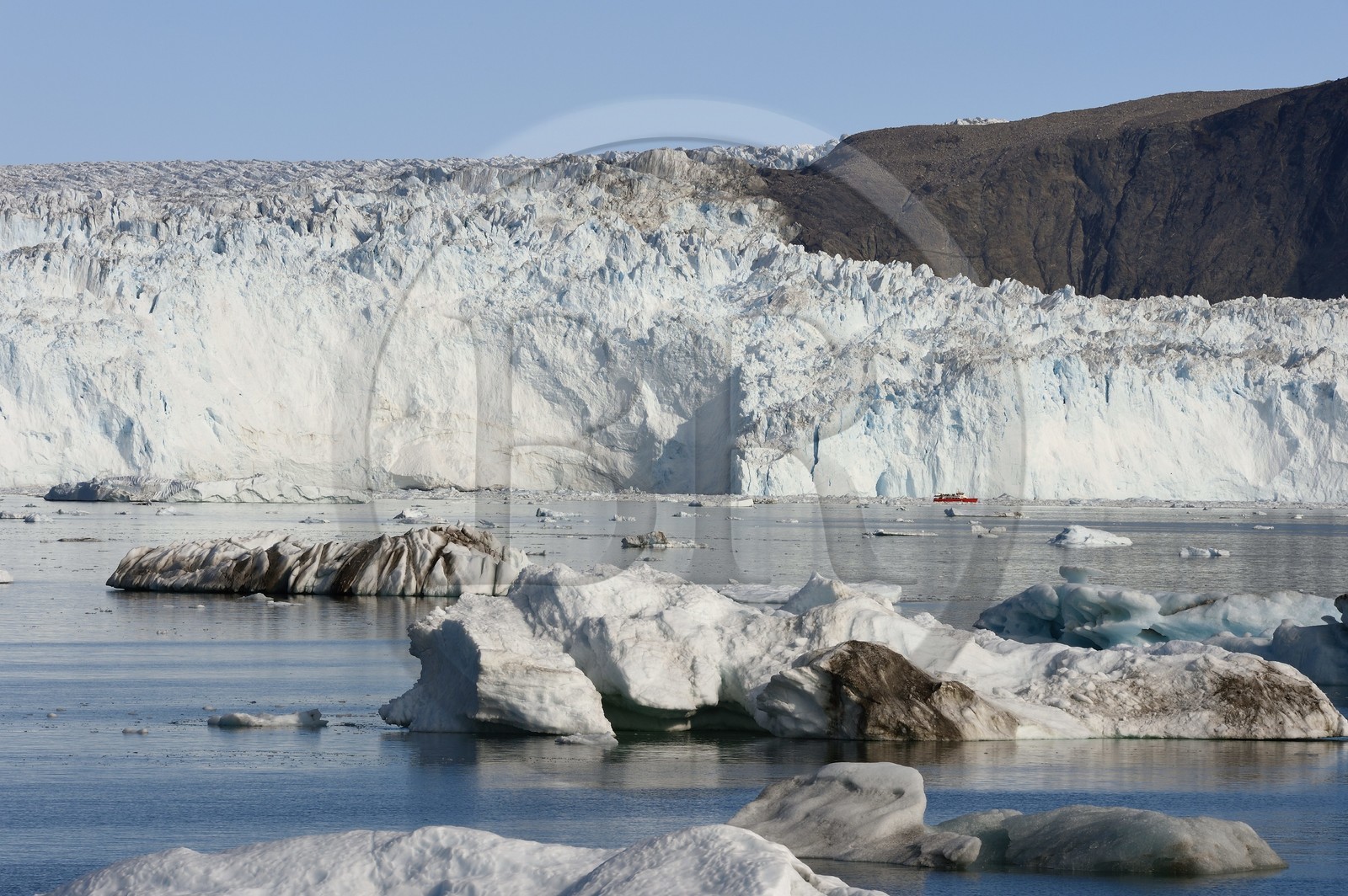 Greenland, west coast, Disko Bay, Quervain Bay, boat progressing at a good distance in front of the Eqip Sermia Glacier (Eqi Glacier) stretches for 4 km and rises up to 50 meters in height