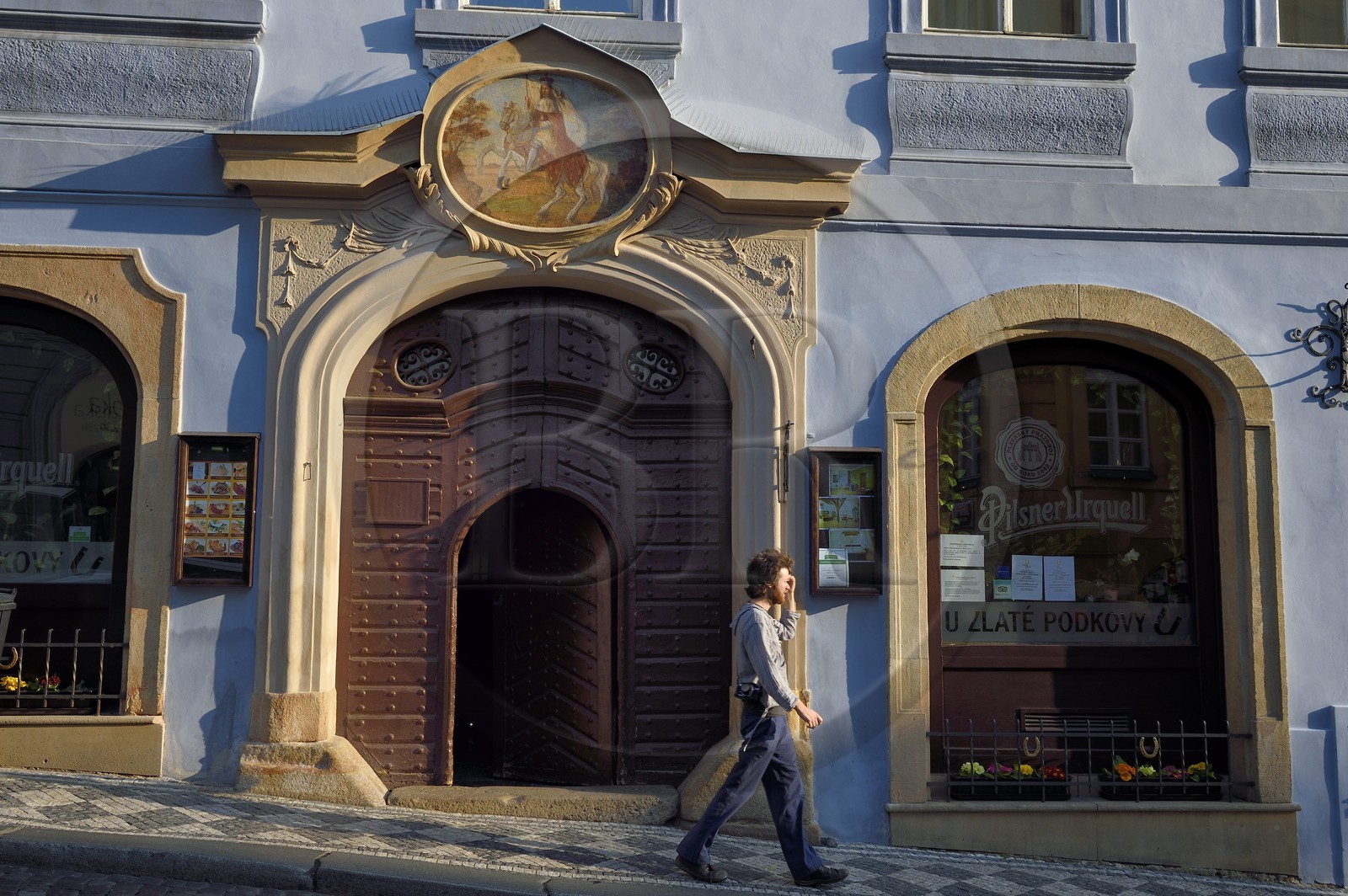 République Tchèque, Prague, centre historique classé Patrimoine Mondial de l'UNESCO, quartier Mala Strana, entrée du restaurant Zlaté Podkovy rue Nerudova