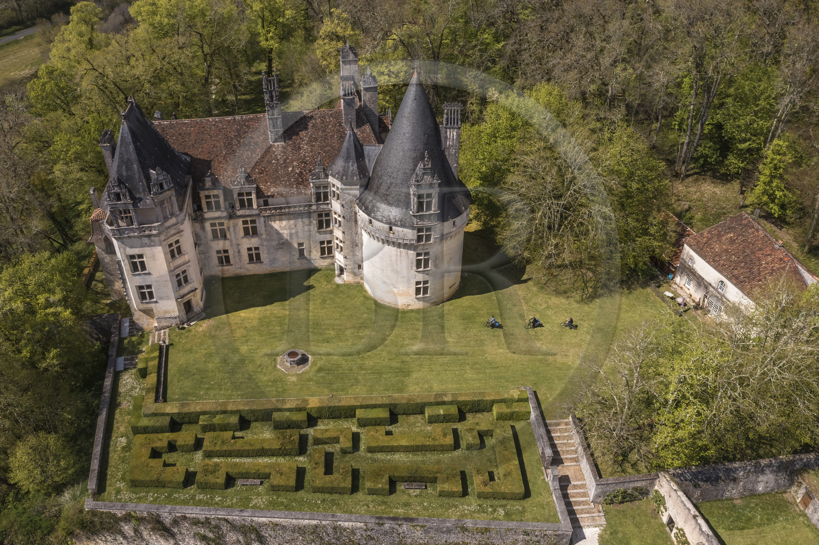 France, Dordogne (24), Périgord Vert, Villars, cyclistes faisant la véloroute la Flow Vélo devant le château de Puyguilhem de style Renaissance (vue aérienne)