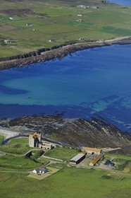 Royaume-Uni, Ecosse, Highland, la côte Est du district de Caithness au nord de la ville de Wick, fermes autours de Freswick Bay (vue aérienne)