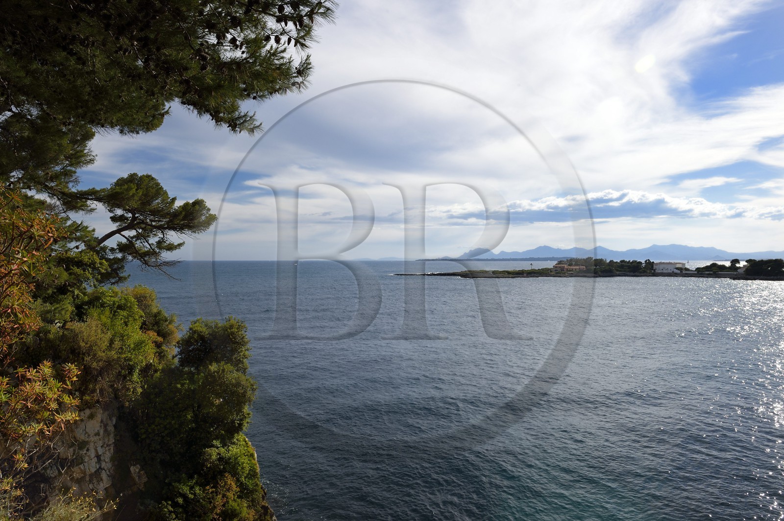 France, Alpes-Maritimes (06), Antibes, Cap d'Antibes, le sentier du Littoral Tire-poil (ou chemin des douaniers) à l'Anse de l'Argent Faux, le massif de l'Esterel en arrière plan