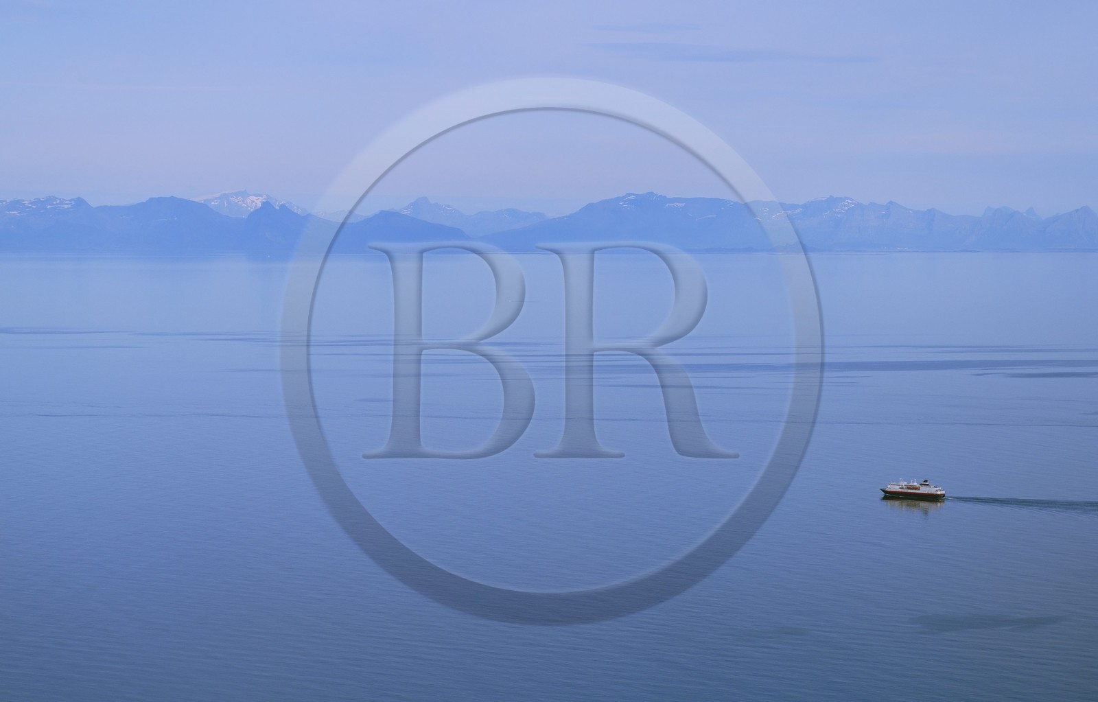 Norvège, Nordland, Iles Lofoten, l’Express côtier Hurtigruten (vue aérienne)