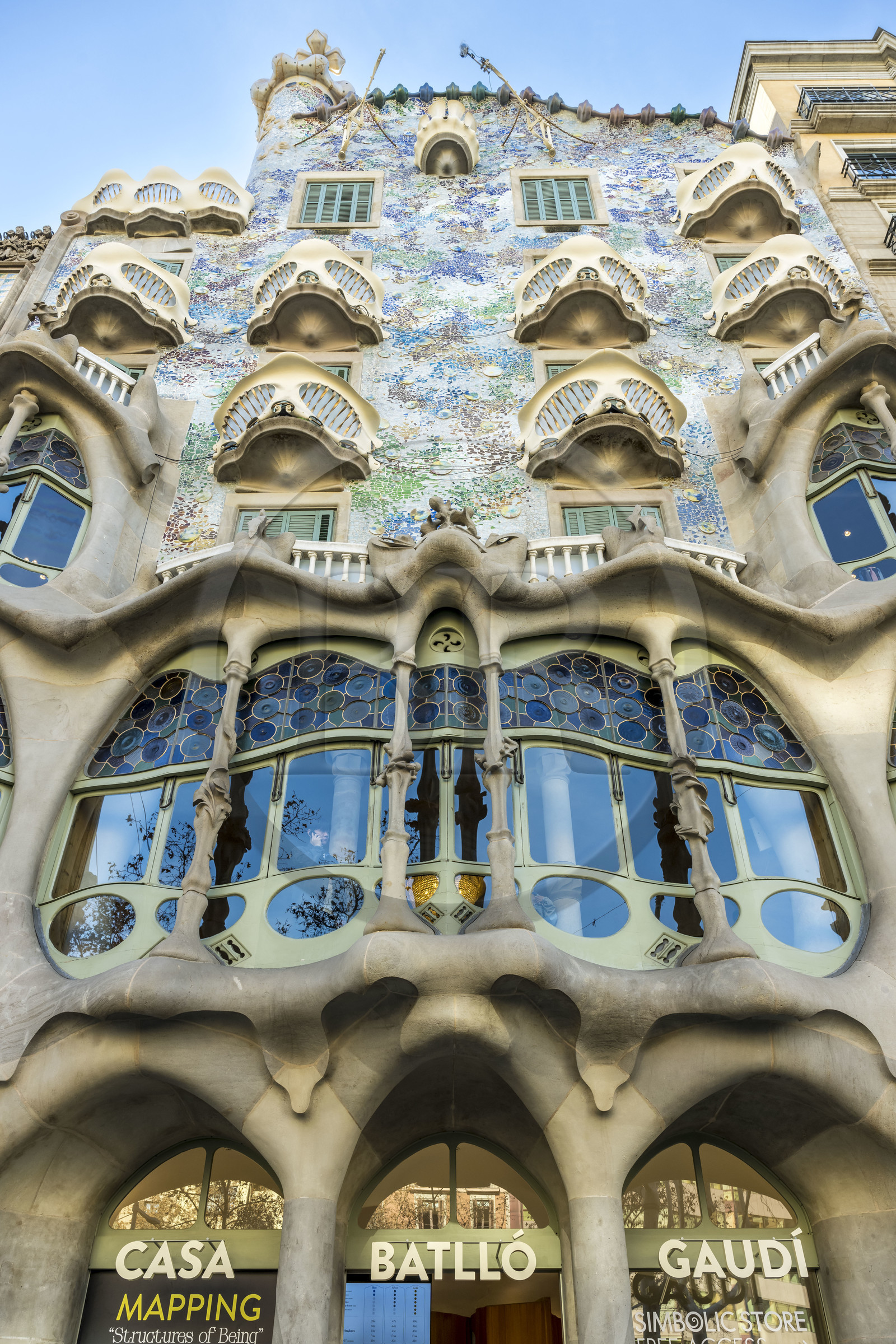 Espagne, Catalogne, Barcelone, quartier de l'Eixample, Passeig de Gracia, Casa Batllo de l'architecte du modernisme catalan Antoni Gaudi, site classé au Patrimoine Mondial de l'UNESCO, la grande verrière au profil sinueux du salon central de l'étage principal