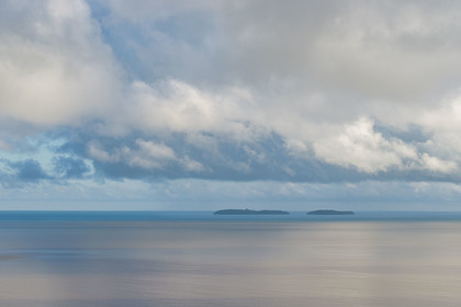 France, Guyane, Kourou, les Iles du Salut au large vues depuis la côte