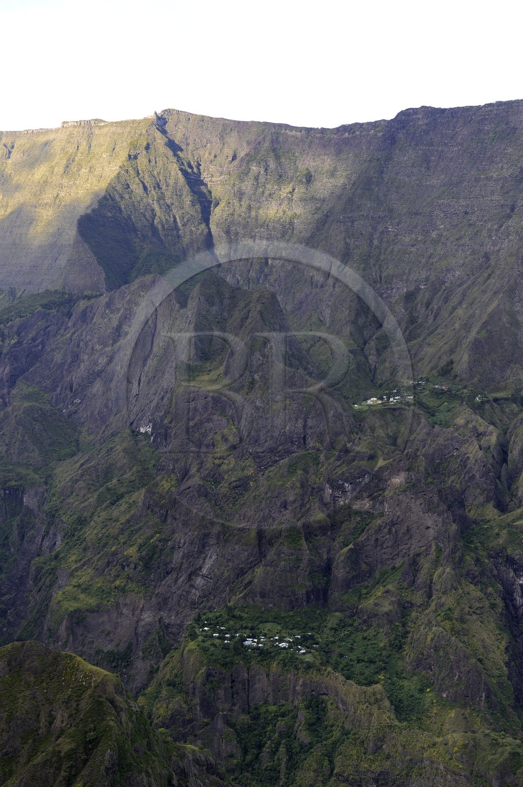 France, Ile de la Reunion, le cirque de Mafate, classé Patrimoine Mondial de l'UNESCO, petits villages isolés (Ilets) accessibles seulement à pied ou par hélicoptère dominés par le rempart du Maïdo (vue aérienne)