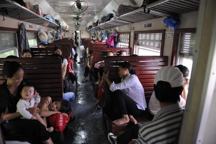 Vietnam, train de jour de Lao Cai à Hanoï, classe assis dur non climatisé