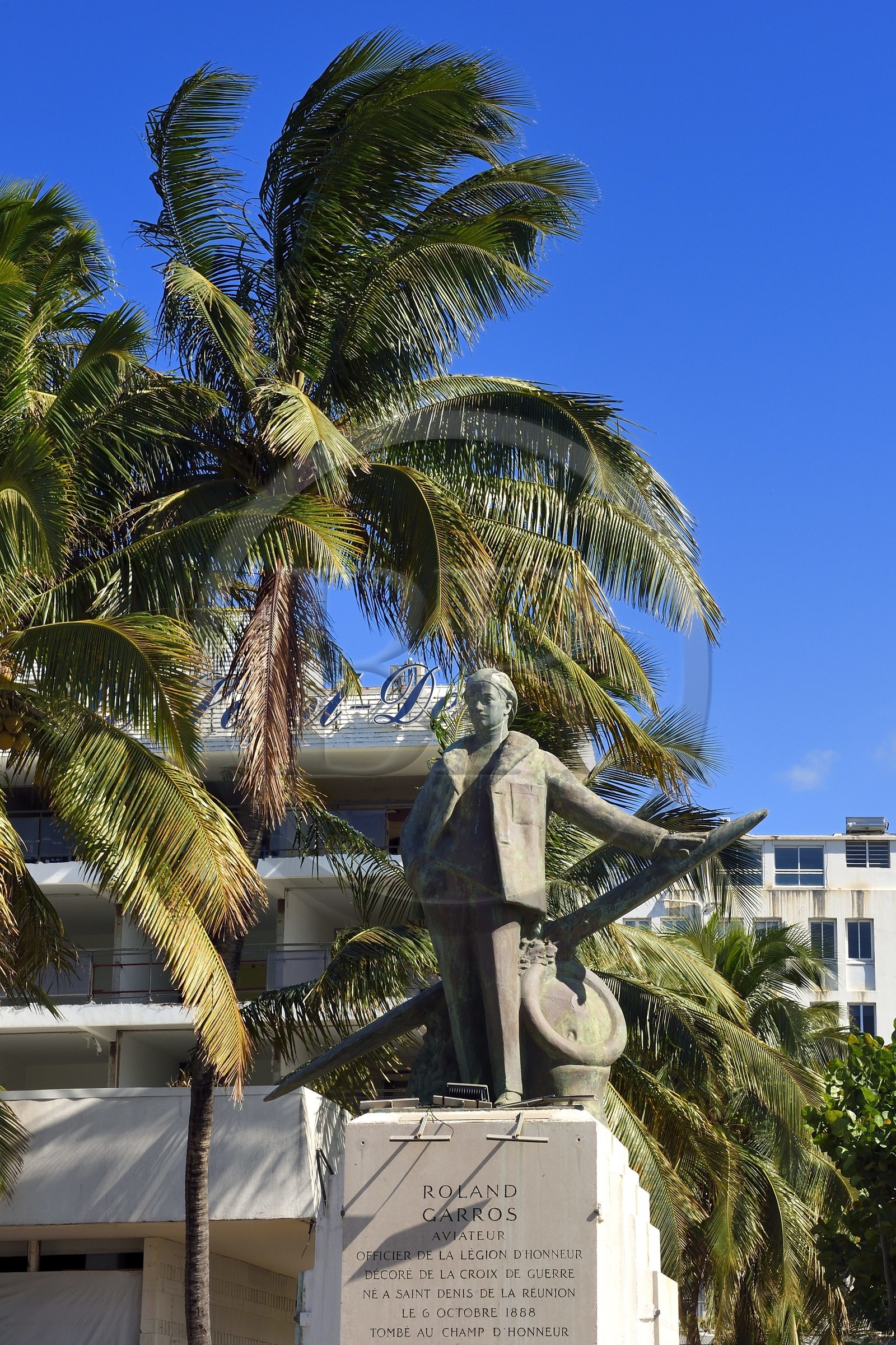 France, Ile de la Reunion, Saint-Denis, front de mer du Barachois, statue en pied de l'aviateur Roland Garros