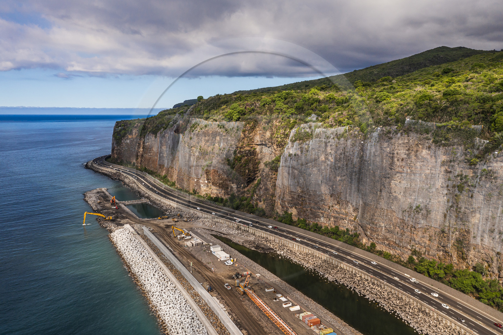 France, Ile de la Reunion, La Possession, construction de la digue de la Nouvelle Route du Littoral (NRL) entre la capitale Saint-Denis et le principal port de commerce à l’Ouest, connexion à la 4 voies au niveau de La Possession (vue aérienne)