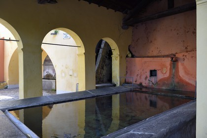 France, Alpes-Maritimes (06), vallée de la Roya (arrière-pays niçois), au pied du parc national du Mercantour, Saorge, lavoir et fontaine de Medge