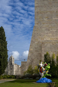 Portugal, Lisbonne, Bélem, le Centre Culturel de Belém MAC CCB, Les Baigneuses (1985) de l'artiste Niki de Saint-Phalle et le Monastere des Hiéronymites (Mosteiro dos Jerónimos), classé Patrimoine Mondial de l'UNESCO, en arrière plan
