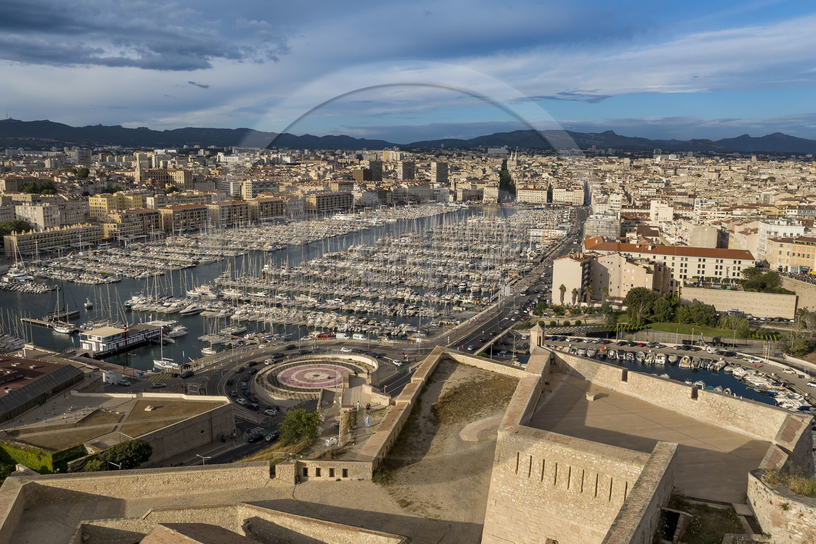 France, Bouches-du-Rhône (13), Marseille, le Vieux Port vu depuis la Citadelle de Marseille (Fort Saint-Nicolas, le haut fort appelé fort d’Entrecasteaux) (vue aérienne)