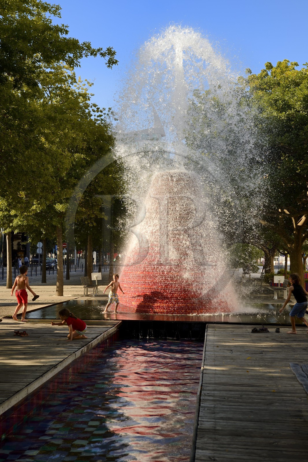 Portugal, Lisbonne, Parque das Nações (Parc des nations) construit pour l'exposition universelle de 1998, fontaine