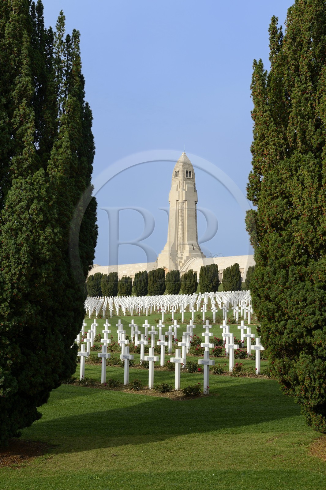 France, Meuse (55), Douaumont, bataille de Verdun, ossuaire de Douaumont, tombes de soldats alignées devant la tour surplombant la nécropole nationale