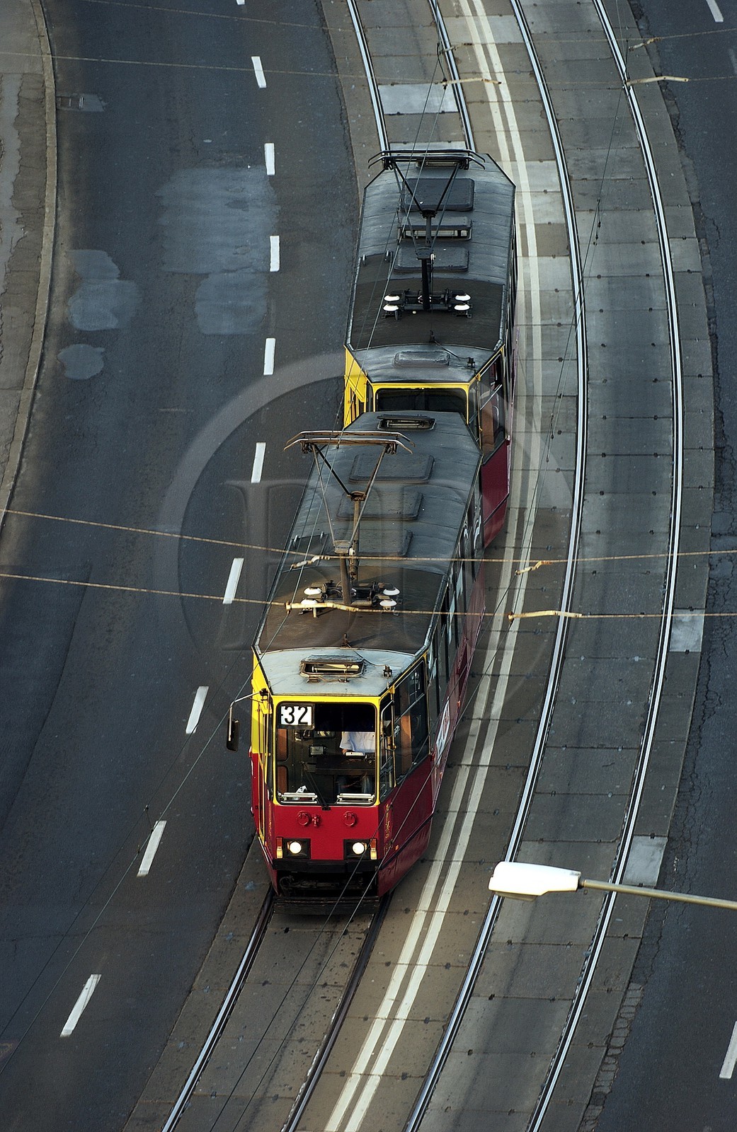 Pologne, Varsovie, tramway sur le pont Slasko-Dabrowski traversant la rivière Vistule