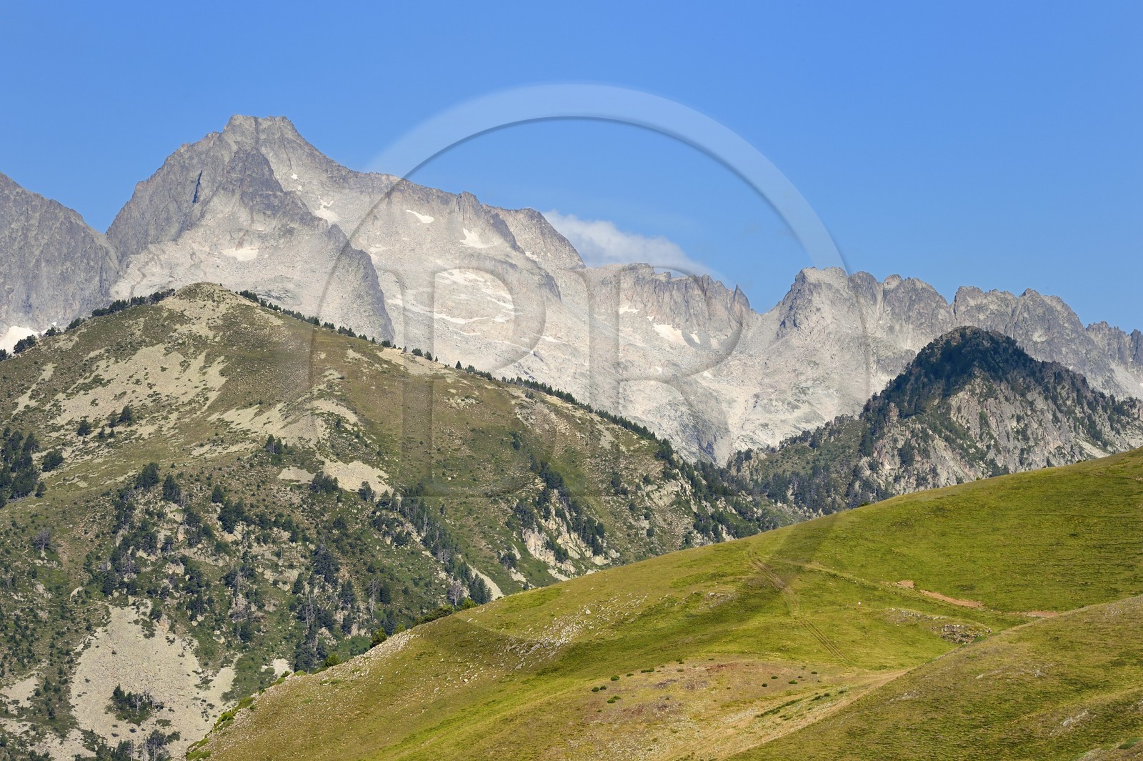 France, Hautes-Pyrénées (65), Saint-Lary-Soulan et Vielle-Aure, randonnée sur une variante du GR10 entre le col de Portet et les lacs de Bastan en bordure de la réserve naturelle de Néouvielle en arrière plan