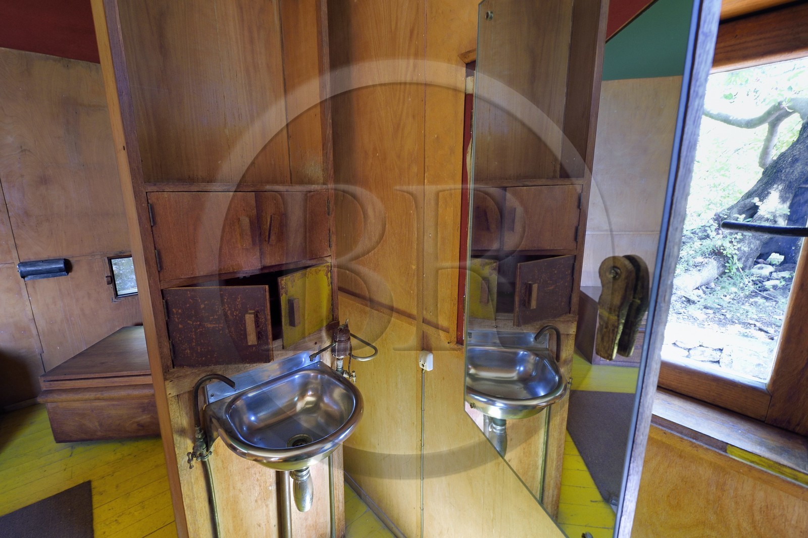 France, Alpes-Maritimes (06), Roquebrune-Cap-Martin, oeuvre architecturale de Le Corbusier, classée Patrimoine Mondial de l'UNESCO, Cap Martin, cabanon Le Corbusier de 1952, jeux de miroirs sur les volets des fenetres (Demande d'autorisation nécessaire avant publication)