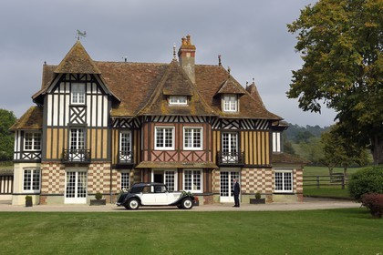 France, Calvados (14), Pays d'Auge, Beuvron-en-Auge, labellisé Les Plus Beaux Villages de France, manoir du Haras de Sens et voiture vontage Citroen Traction Avant datant des années 1950