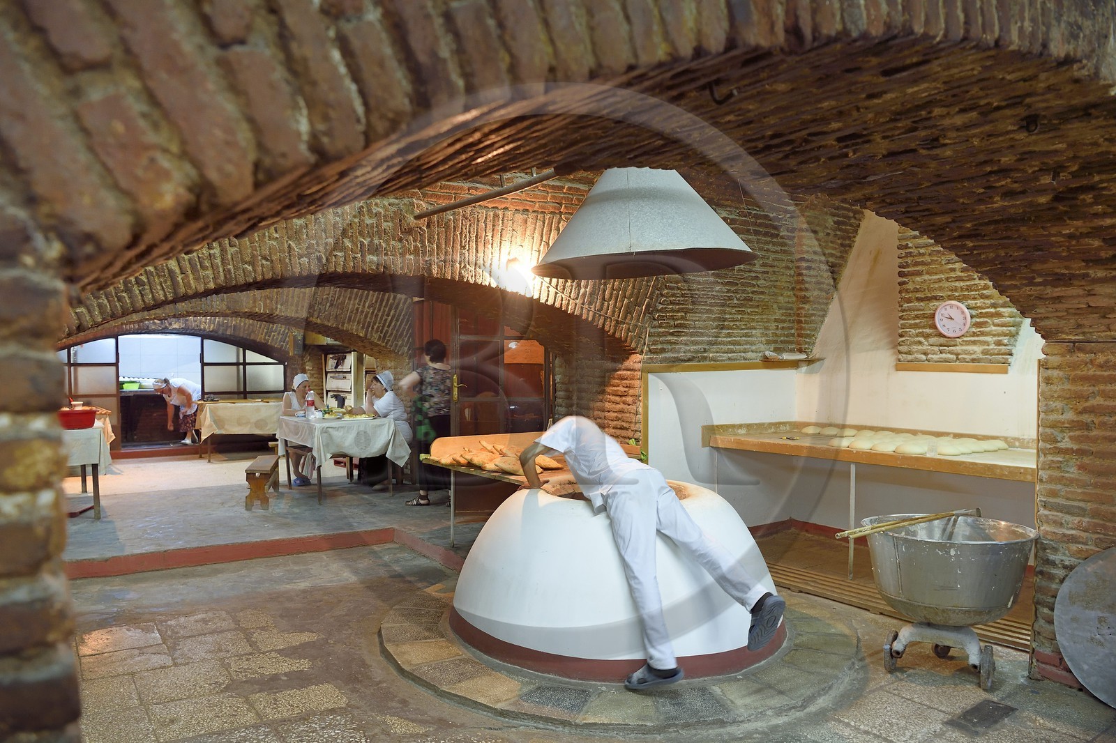 Géorgie, Tbilissi, vieille ville, boulangerie traditionnelle avec un four au sol