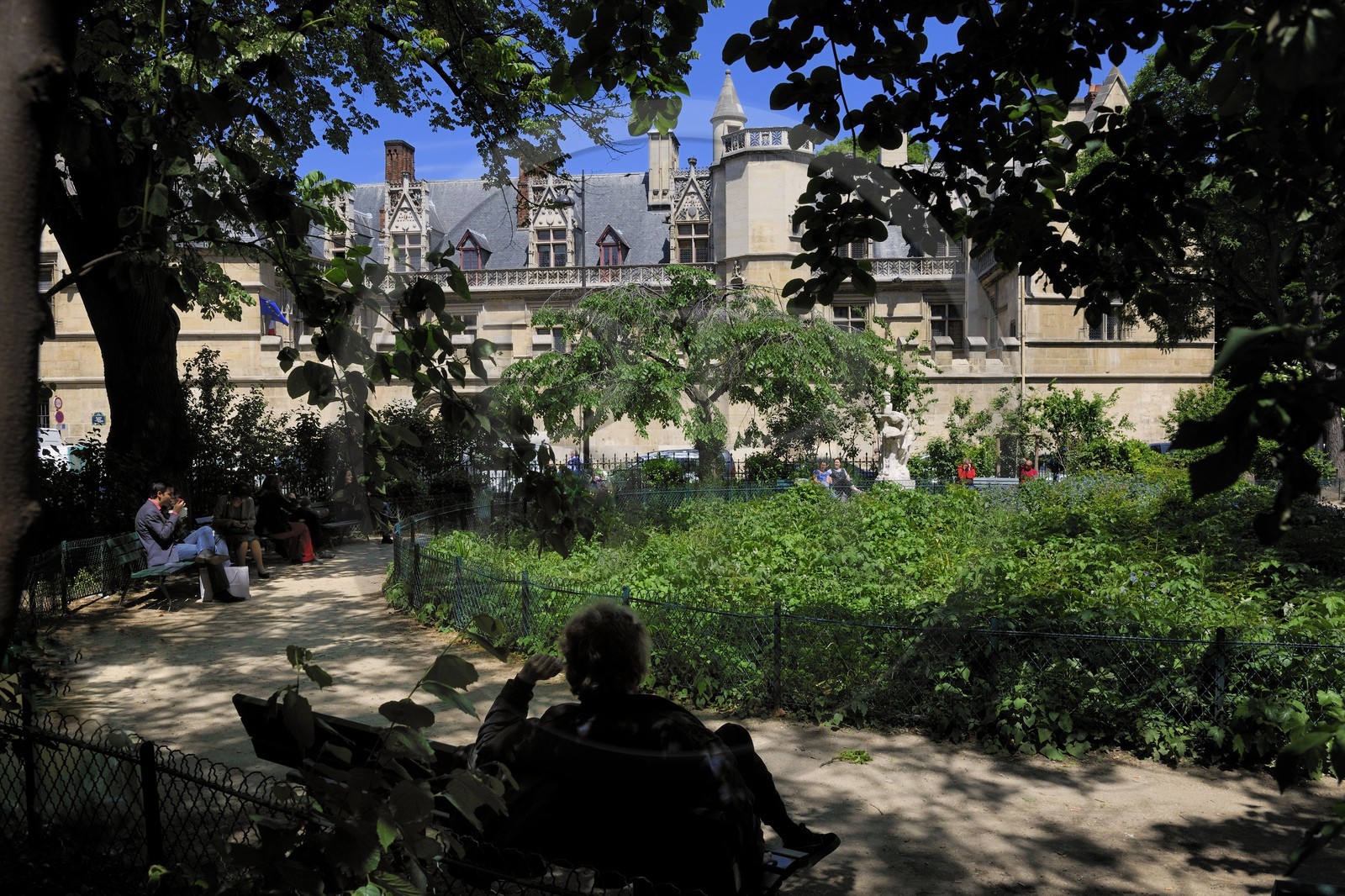 France, Paris (75), musée du Moyen-Age, ancien hôtel de Cluny depuis le square de la rue des Ecoles