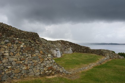 France, Finistère (29), Presqu'île de Kernehelen (Baie de Morlaix) le Cairn de Barnenez, vieux de 6000 ans composé de deux Cairns