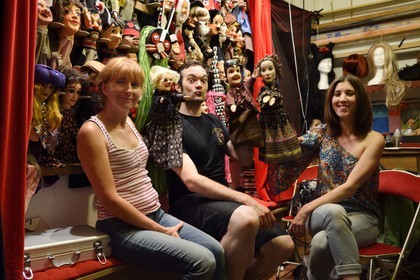 France, Rhône (69), Lyon, site historique classé Patrimoine Mondial de l'UNESCO, Vieux Lyon, quartier Saint-Georges, place de la Trinité, le Théatre la Maison de Guignol, les marionnetistes Catherine, Damien et Christelle