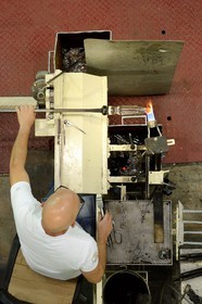 France, Moselle (57), Saint-Louis-les-Bitche, la Cristallerie Saint-Louis, façonnage du verre chaud