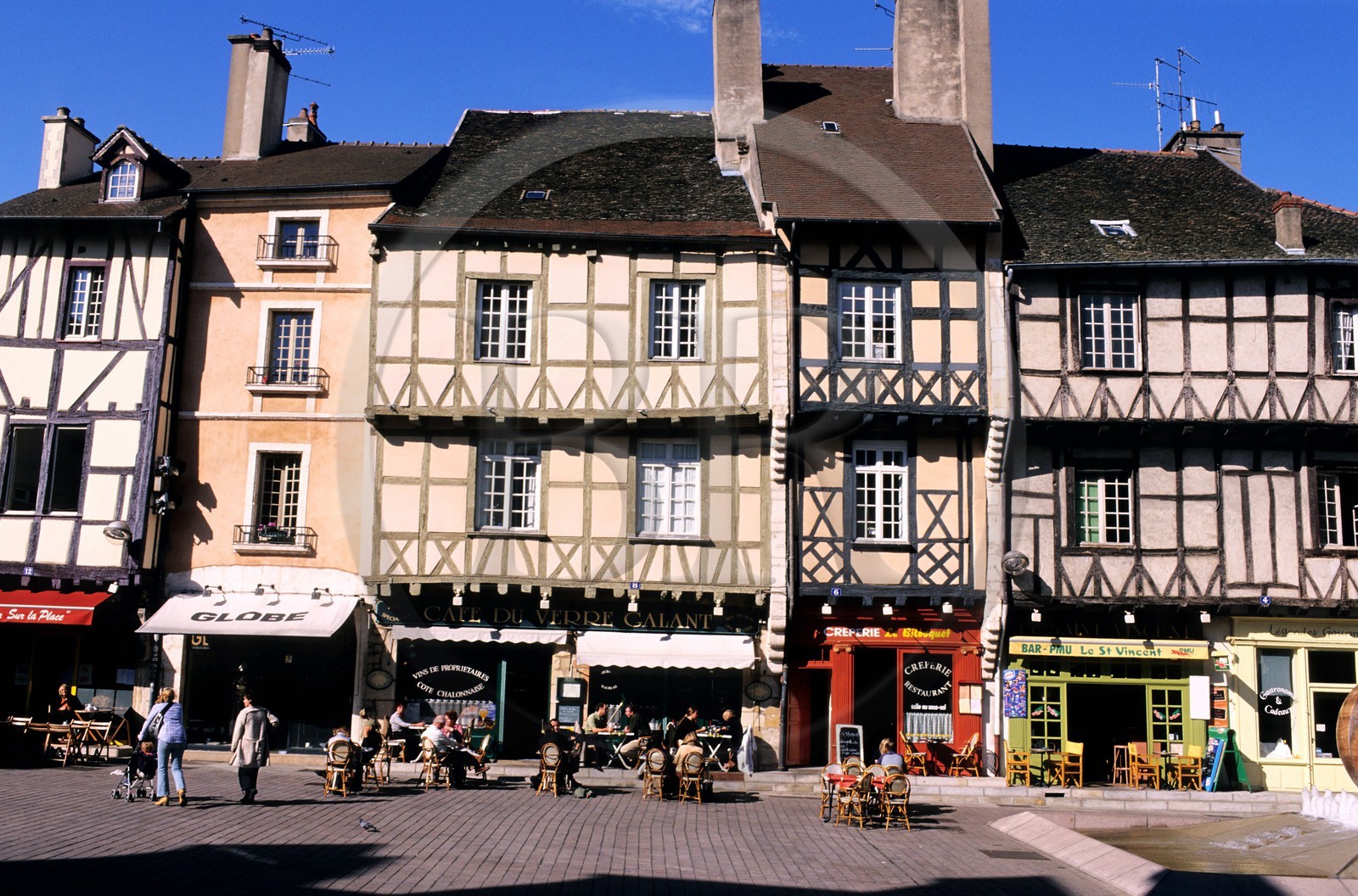 France, Saône-et-Loire (71), Châlon-sur-Saône, maisons anciennes à colombages place Saint-Vincent