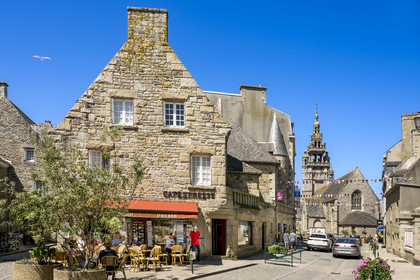 France, Finistère (29), Roscoff, rue Amiral Réveillère et l'église Notre-Dame de Croaz Batz
