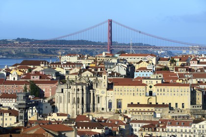 Portugal, Lisbonne, les ruines gothiques de l' église do Carmo édifiée au XIV siècle et partiellement détruite par le séisme du 1755, le quartier du Bairro Alto et le pont du 25 de Abril sur le Tage en arrière plan