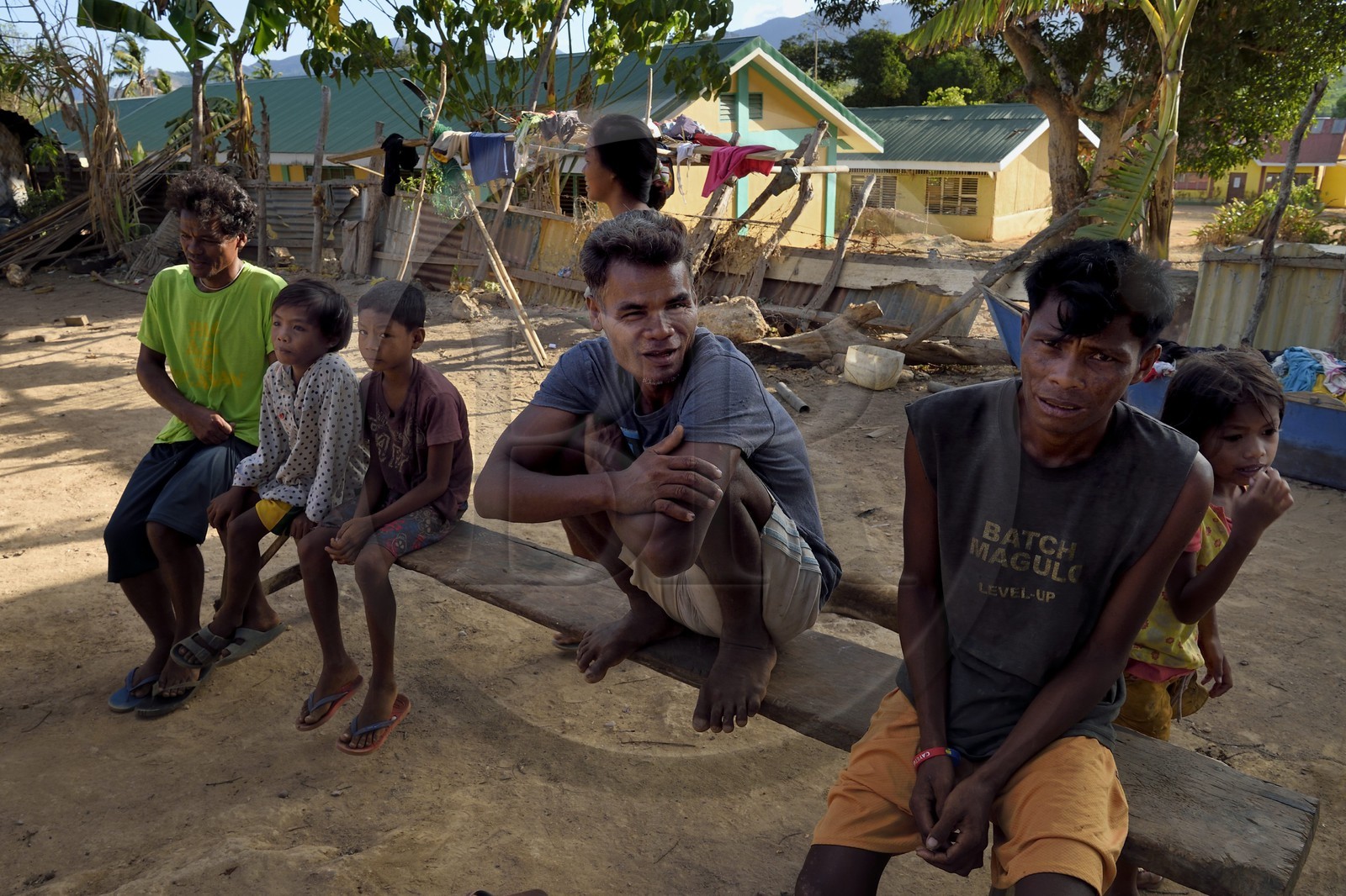 Philippines, Calamian Islands dans le nord de Palawan, Uson Island dans la baie de Coron, village de Barangay Lajala, le pêcheur Tagbanua Carlito Bering entouré de sa famille dans la cour de sa maison