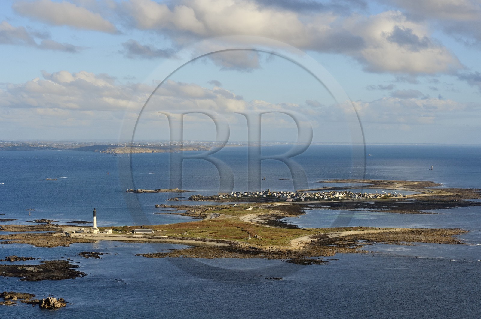 France, Finistère (29), Mer d'Iroise, parc naturel régional d'Armorique, Ile de Sein, labellisé Les Plus Beaux Villages de France  et la Pointe du Raz en arrière plan (vue aérienne)