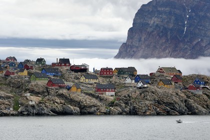 Groenland, cote ouest, baie de Baffin, la ville de Uummannaq accrochée à la roche