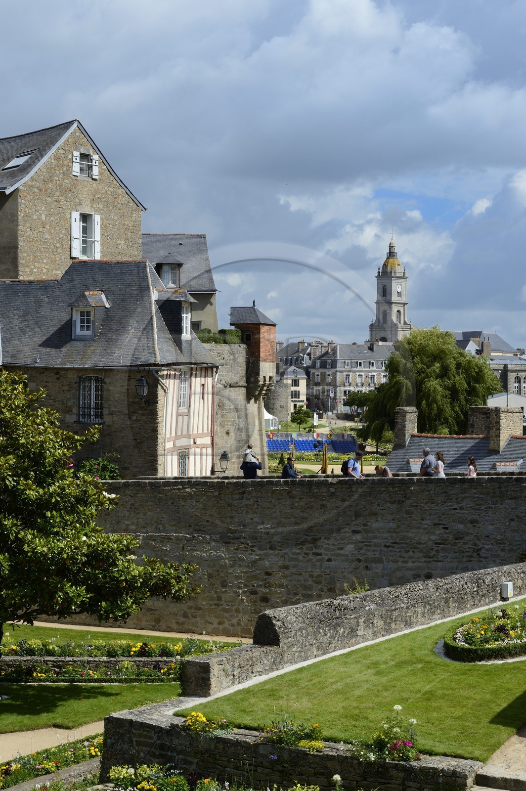 France, Morbihan (56), Golfe du Morbihan, Vannes, la porte Poterne dans les remparts et l'église Saint Patern en arrière plan