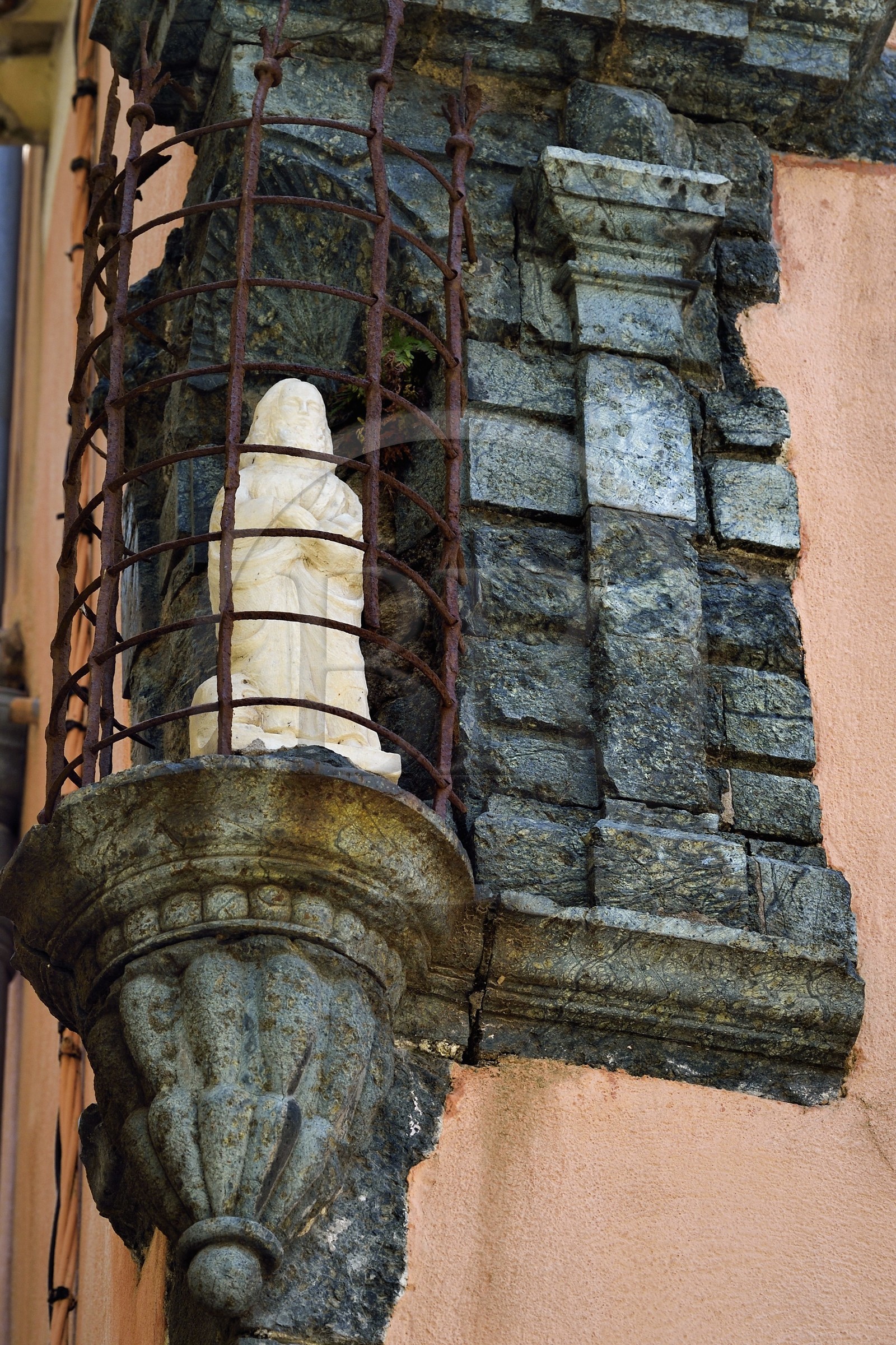 France, Var (83), Saint-Tropez, petit oratoire en serpentinite du XVIème siècle rue Sibille