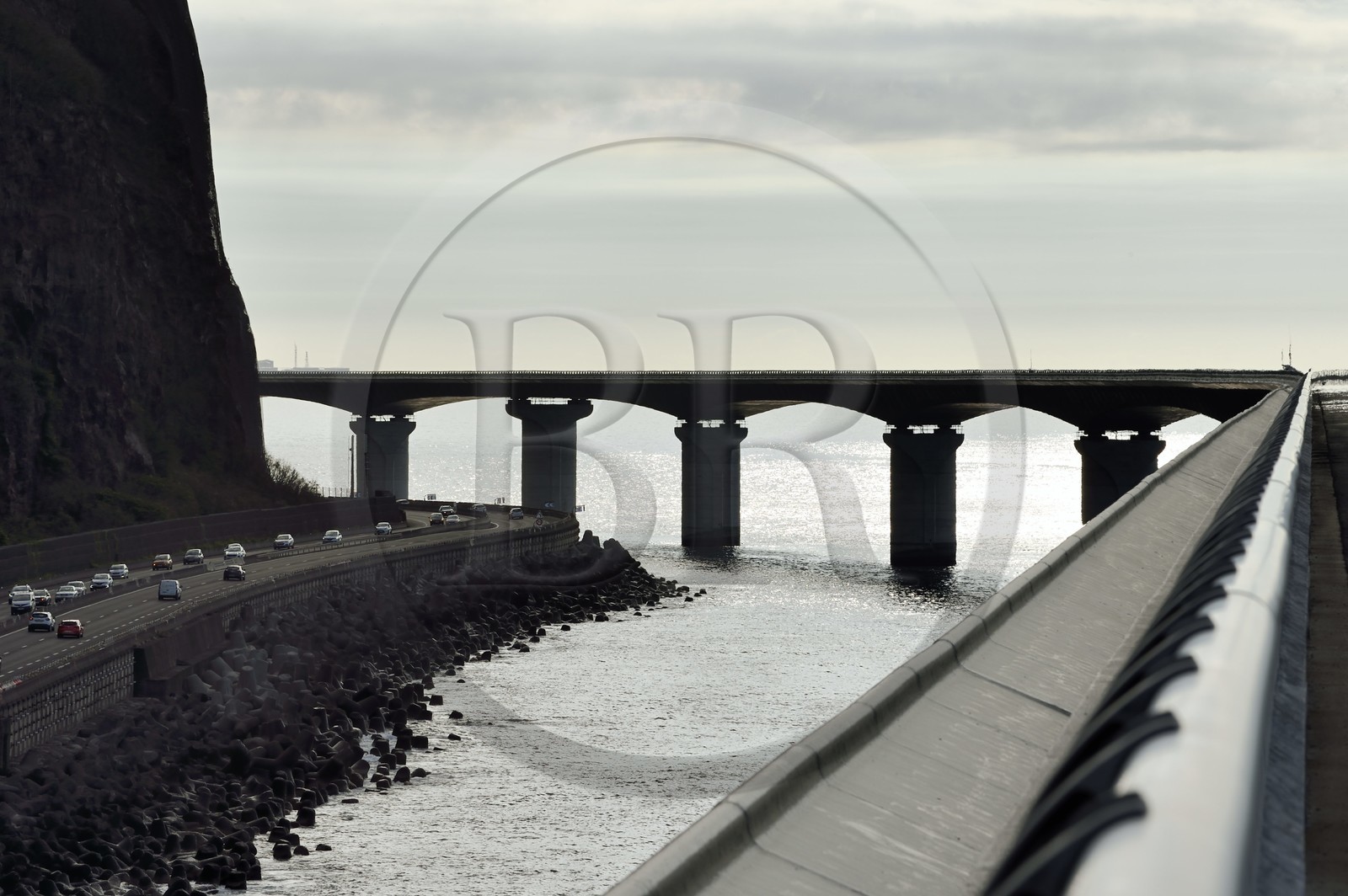 France, Ile de la Reunion, Saint-Denis, l'ancienne route nationale toujours sous la menace de chutes de pierres et la Nouvelle Route du Littoral (NRL) sur la droite, viaduc maritime long de 5,4 km entre la capitale Saint-Denis et le principal port de commerce à l’Ouest