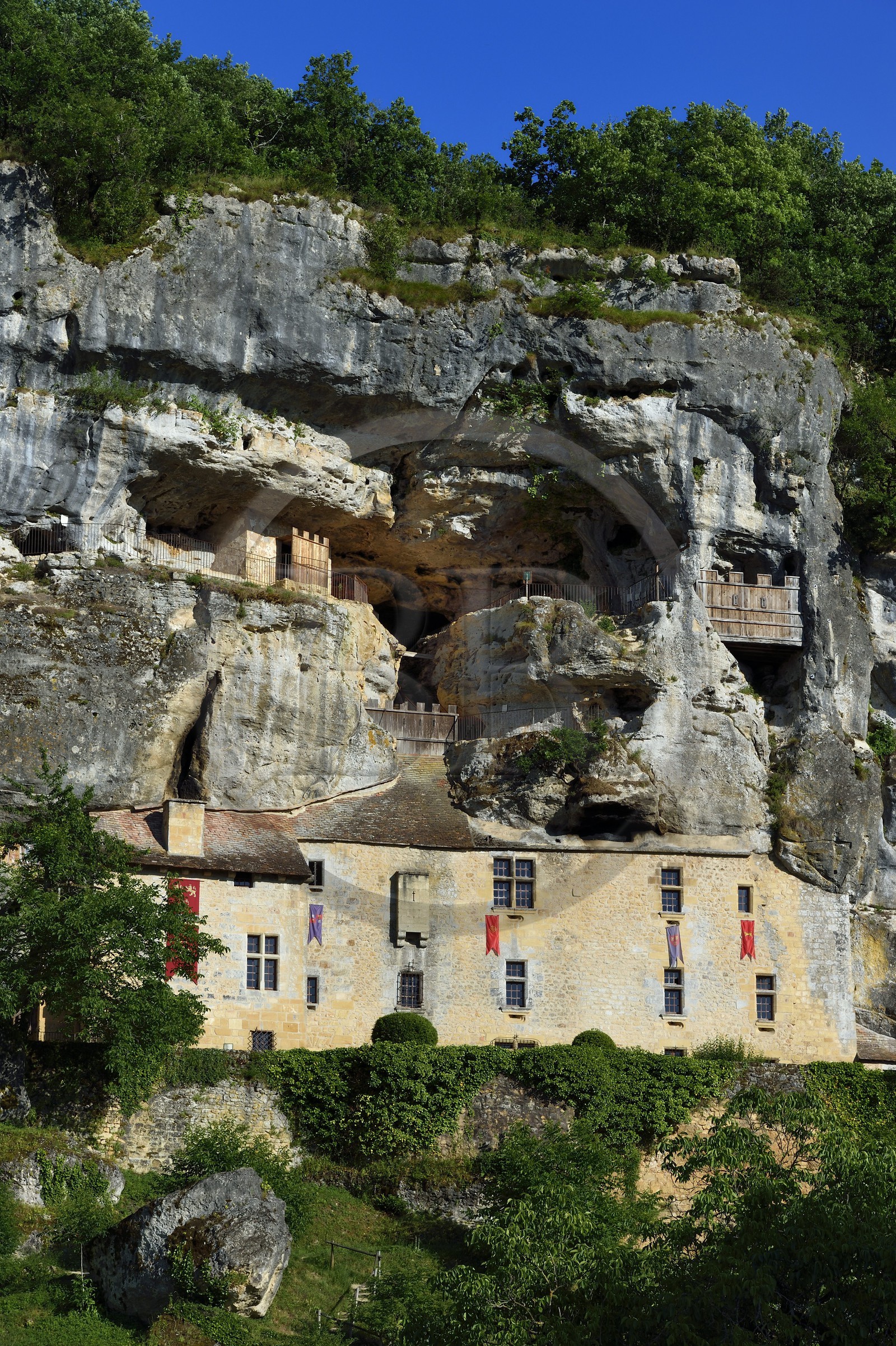 France, Dordogne (24), Périgord Noir, vallée de la Vézère, Tursac, maison fortifiée troglodytique de Reignac du XVIe siècle