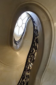 France, Alpes-Maritimes (06), Cannes, la villa La Californie où vécu Pablo Picasso, aujourd'hui renommé le Pavillon de Flore par Marina Picasso, le grand escalier