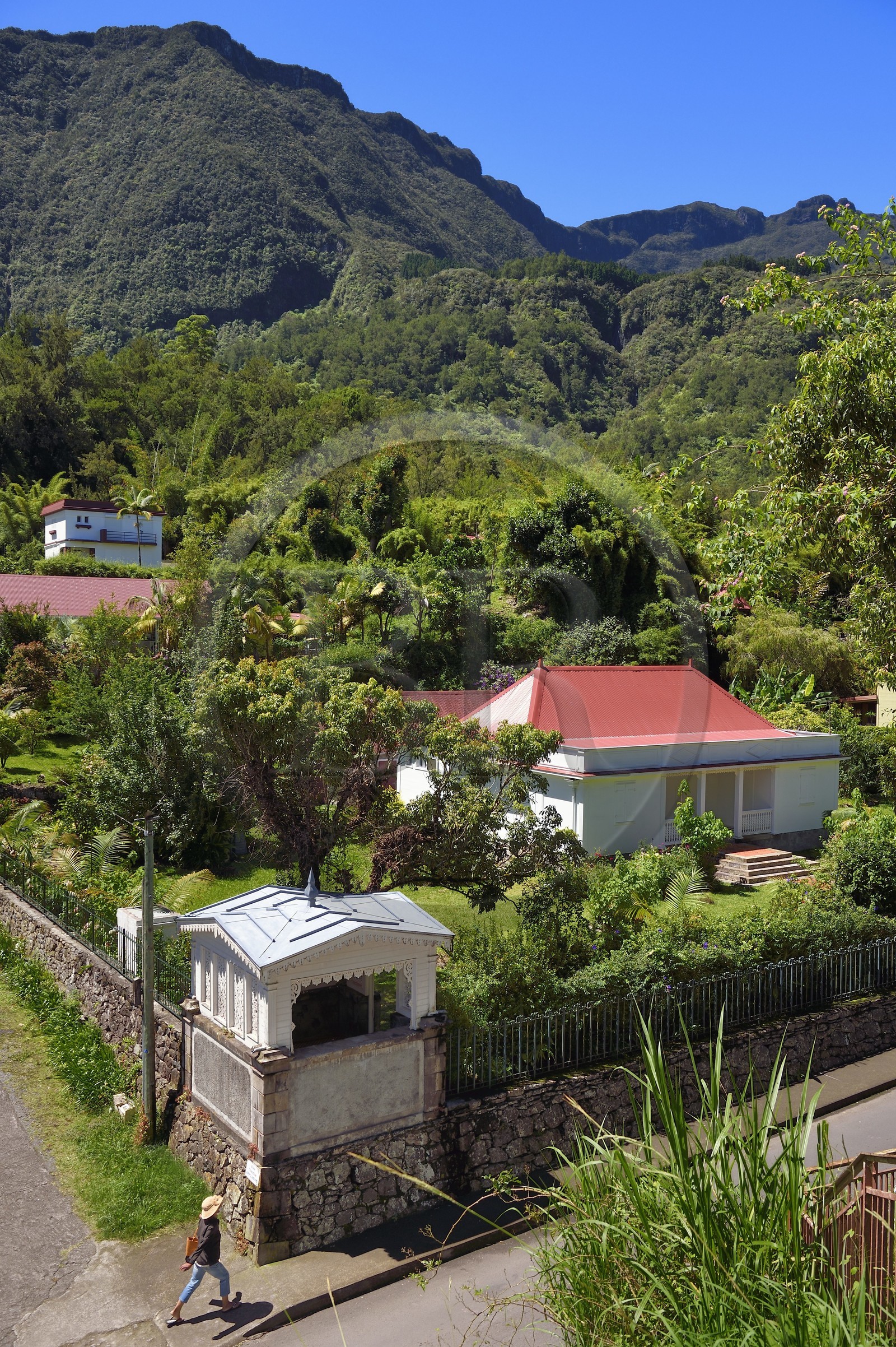 France, Ile de la Reunion, Cirque de Salazie, classé Patrimoine Mondial de l'UNESCO, Hell-Bourg, labellisé les Plus Beaux Villages de France, guétali ou kiosque de la Maison Barau case créole traditionnelle