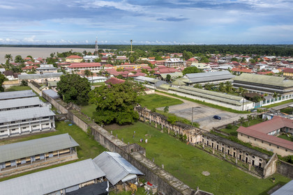 France, Guyane, Saint-Laurent-du-Maroni, bagne ou Camp de la Transportation, en bordure du fleuve Maroni (vue aérienne)