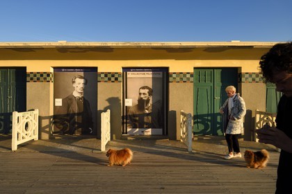France, Calvados (14), Pays d'Auge, Deauville, les célèbres Planches sur la plage, bordée de cabines de bain de style Art déco, hommage à Monet et Renoir