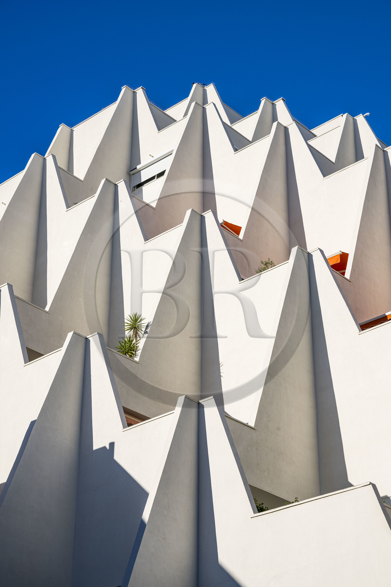 France, Hérault (34), La Grande-Motte, labellisé patrimoine du XXème siècle, quartier du Levant à l'Est du port, l'immeuble Le Babylone des architectes Henri Castella et Vignal