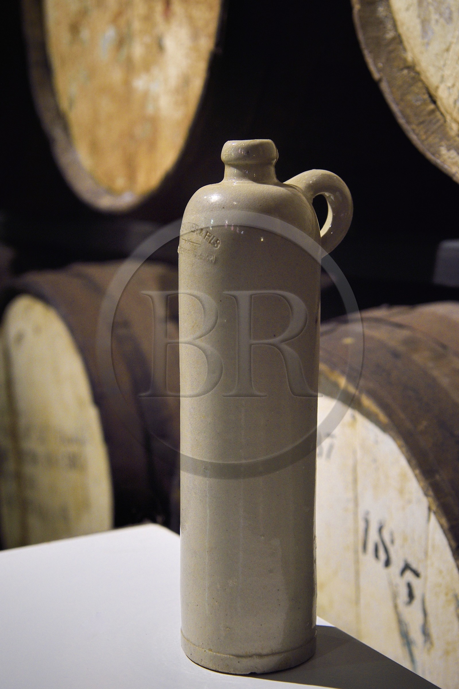 France, Ile de la Reunion, Saint Pierre, domaine de la distillerie Isautier, musée de la Saga du Rhum, bouteille de rhum datant de la fin du XIXéme siècle