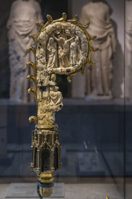 France, Paris (75), Musée de Cluny - Musée national du Moyen-Age, crosseron en ivoire d'éléphant 2e quart du XIVe siècle (crucifixion sur une face)