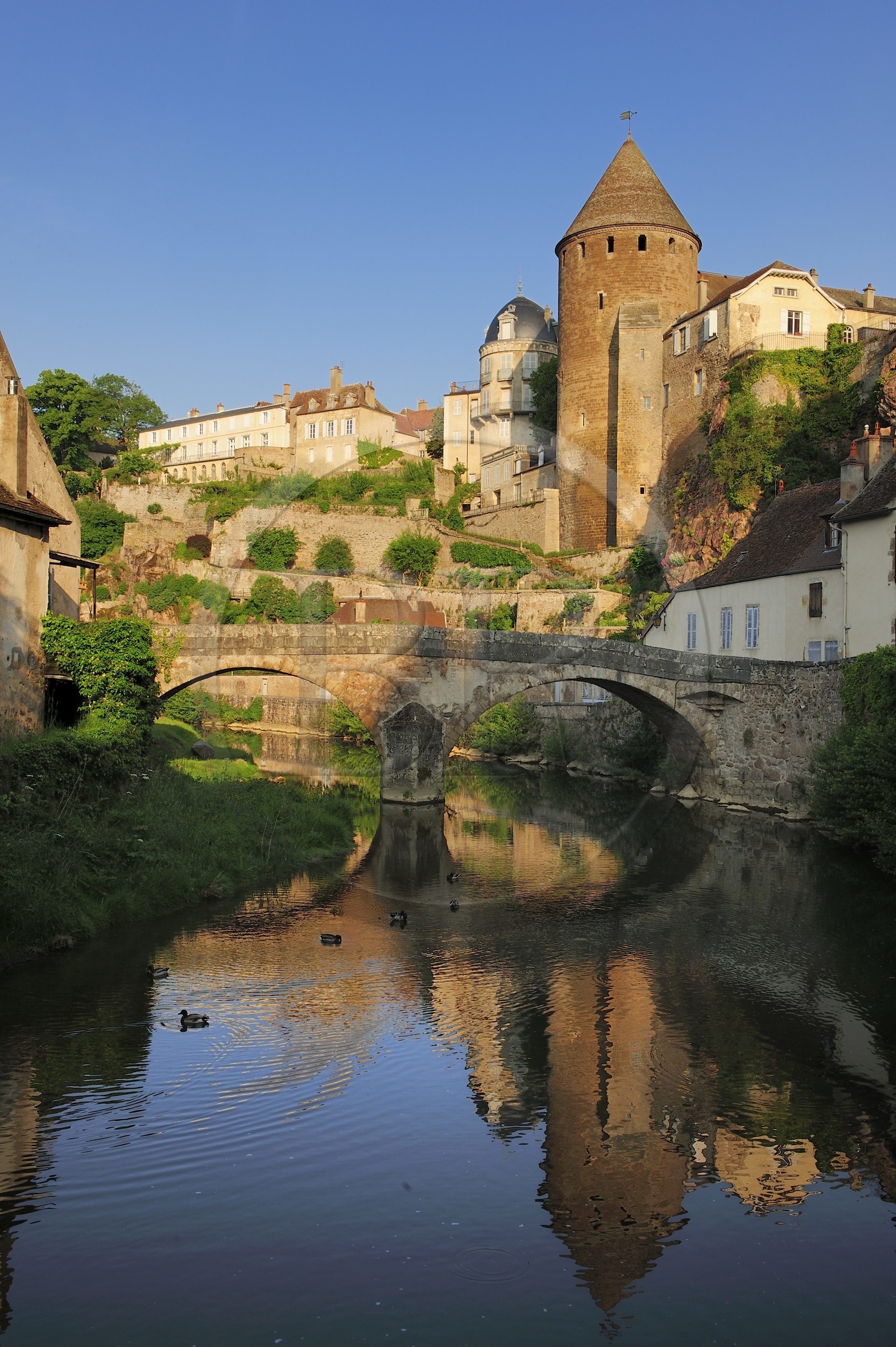 France, Côte d'Or (21), Semur-en-Auxois, la Tour Margot dominant les bords de la rivière l'Armançon et le pont Pinard