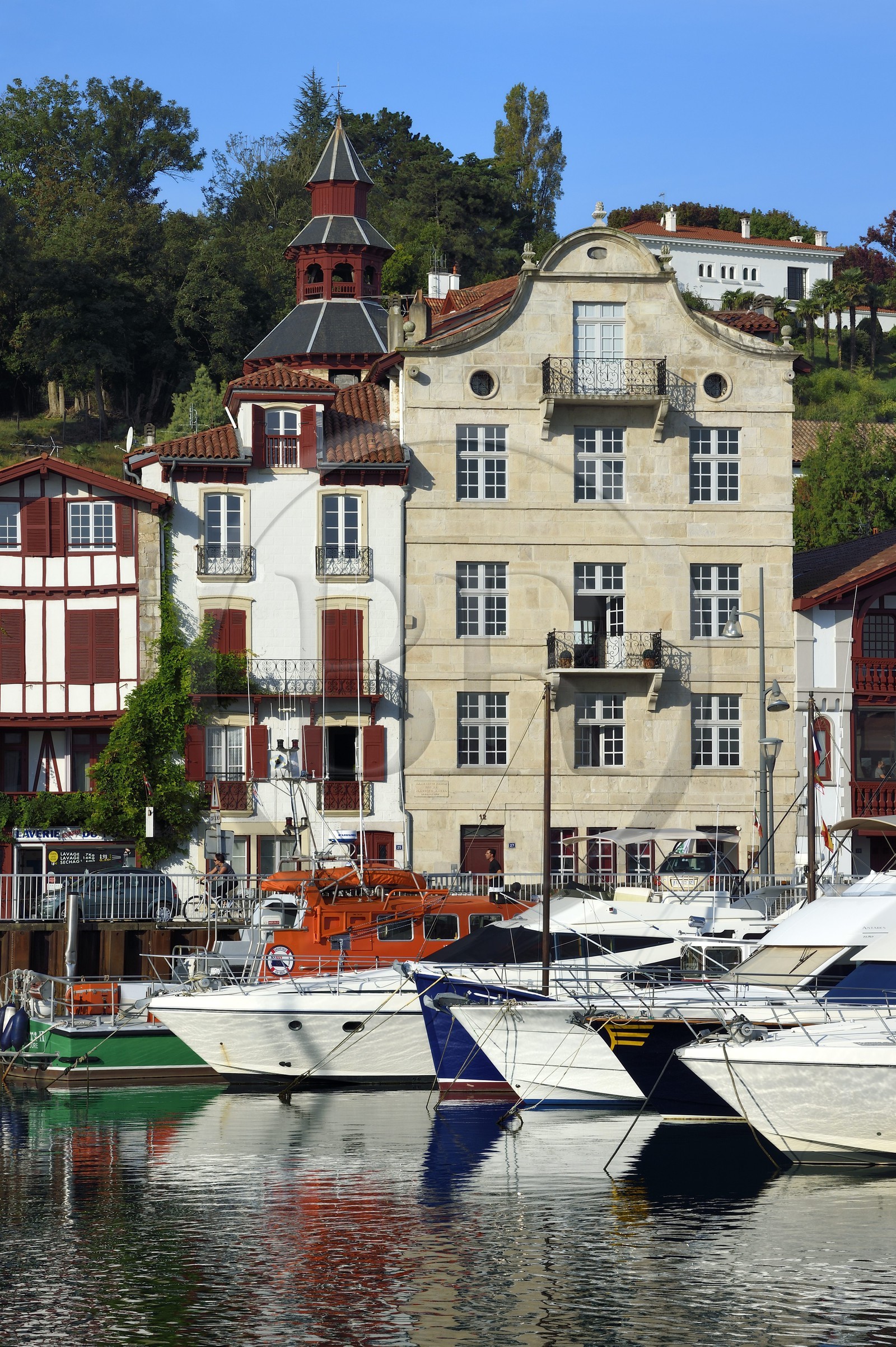 France, Pyrénées-Atlantiques (64), la côte du Pays-Basque, Ciboure, la maison natale de Maurice Ravel (en pierre) et le clocher de l'église Saint-Vincent