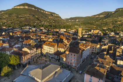 France, Aveyron (12), Millau, la halle édifiée en 1899 au coeur du centre ville, l'église Notre-Dame de l'Espinasse et le Puncho d'Agast en arrière plan